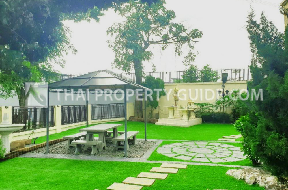 House with Shared Pool in Srinakarin 